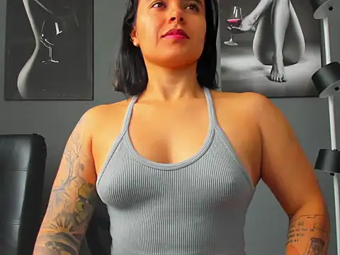 Snapshot of karlyjons12 chatting on 10.27.25 karlyjons12 online show from 10.27.25