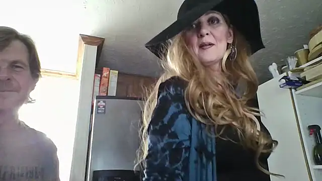 Snapshot of goddesspaigefox chatting on 10.10.25 goddesspaigefox online show from 10.10.25