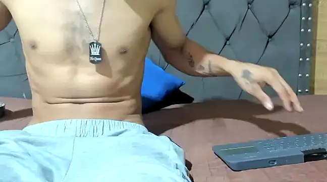 Snapshot of guyeifmaxiro chatting on 02.24.25 guyeifmaxiro online show from 02.24.25