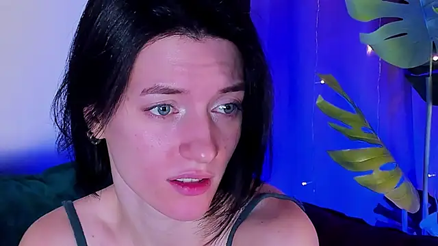 roxy riot  online show from 02.10.25