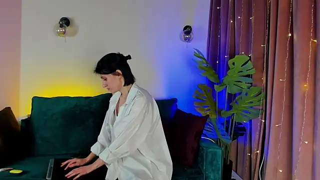 roxy riot  online show from 02.15.25