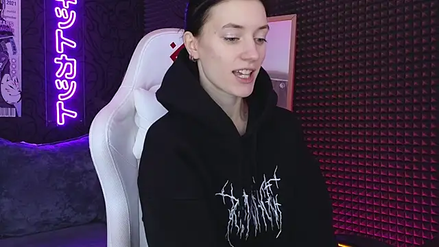 roxy riot  online show from 03.03.25