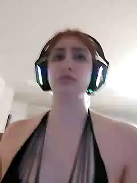 Snapshot of Gamergirl-Linela chatting on 02.23.25 Gamergirl-Linela online show from 02.23.25