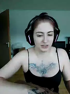 Snapshot of Gamergirl-Linela chatting on 03.04.25 Gamergirl-Linela online show from 03.04.25
