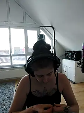 Snapshot of Gamergirl-Linela chatting on 03.05.25 Gamergirl-Linela online show from 03.05.25