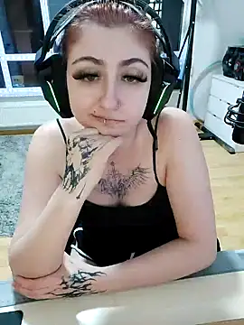 Snapshot of Gamergirl-Linela chatting on 03.05.25 Gamergirl-Linela online show from 03.05.25