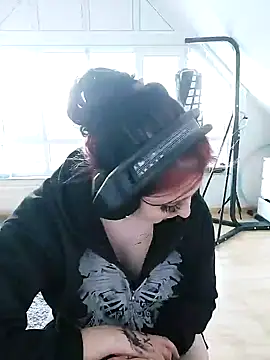 Snapshot of Gamergirl-Linela chatting on 03.18.25 Gamergirl-Linela online show from 03.18.25