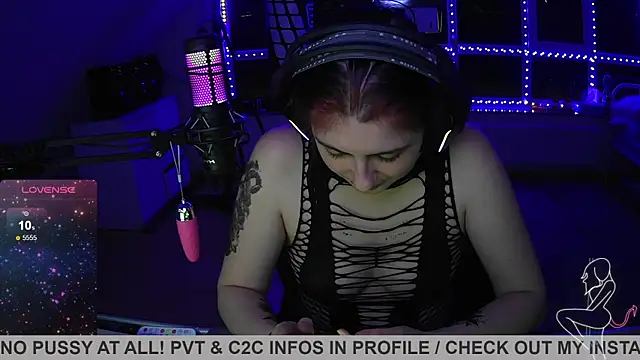 Snapshot of Gamergirl-Linela chatting on 03.18.25 Gamergirl-Linela online show from 03.18.25