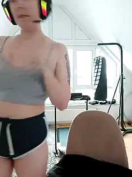 Snapshot of Gamergirl-Linela chatting on 03.21.25 Gamergirl-Linela online show from 03.21.25