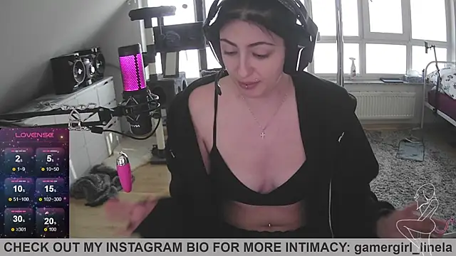Snapshot of Gamergirl-Linela chatting on 10.01.25 Gamergirl-Linela online show from 10.01.25
