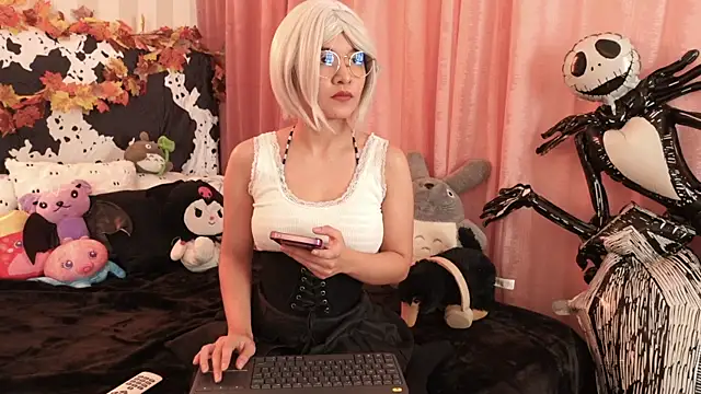 Snapshot of NataliaNovak chatting on 10.10.25 NataliaNovak online show from 10.10.25