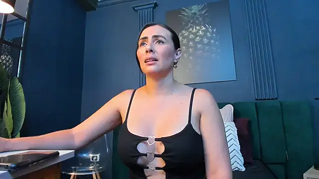 scarlet edwars online show from 04.06.26