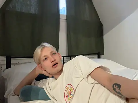 Snapshot of Julian_wins chatting on 02.12.25 Julian wins online show from 02.12.25