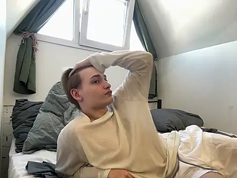 Snapshot of Julian_wins chatting on 02.25.25 Julian wins online show from 02.25.25