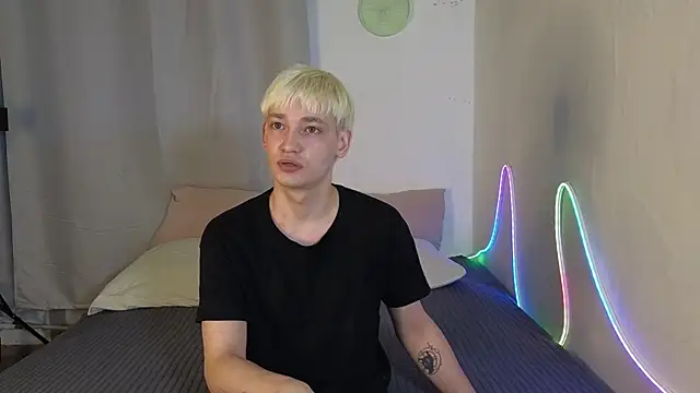 Julian wins online show from 04.04.26