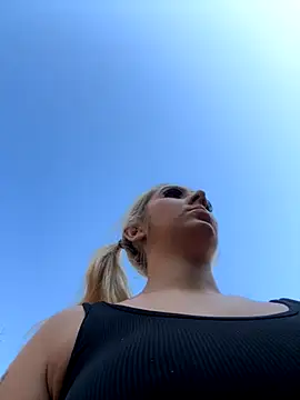 Snapshot of hotamanda01 chatting on 11.23.25 hotamanda01 online show from 11.23.25