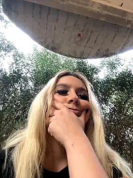 Snapshot of hotamanda01 chatting on 11.28.25 hotamanda01 online show from 11.28.25