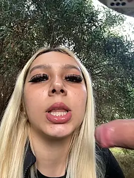 Snapshot of hotamanda01 chatting on 12.04.25 hotamanda01 online show from 12.04.25