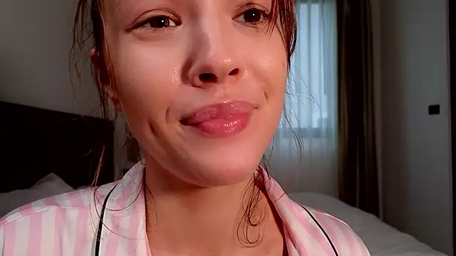 Snapshot of DemiDee chatting on 10.29.25 DemiDee online show from 10.29.25