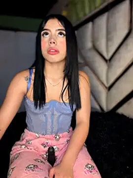 Snapshot of Laura-Khalifa chatting on 05.15.26 Laura-Khalifa online show from 05.15.26