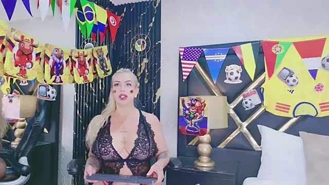 Snapshot of SophieWinsloow chatting on 06.25.26 SophieWinsloow online show from 06.25.26