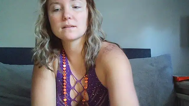 Snapshot of sexiirose22 chatting on 10.31.25 sexiirose22 online show from 10.31.25