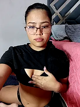 Snapshot of anahi_evans19 chatting on 11.22.25 anahi evans19 online show from 11.22.25