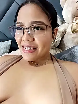 Snapshot of anahi_evans19 chatting on 11.23.25 anahi evans19 online show from 11.23.25