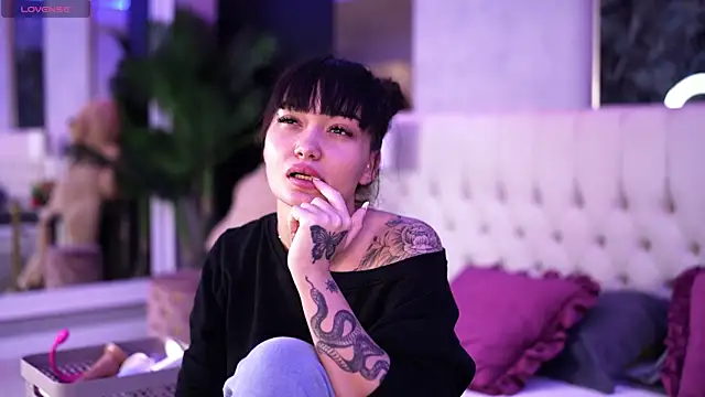 Snapshot of SashaFerrera chatting on 10.28.25 SashaFerrera online show from 10.28.25