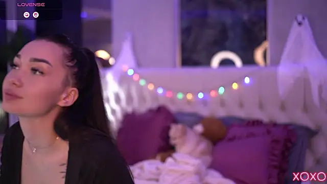 Snapshot of SashaFerrera chatting on 10.30.25 SashaFerrera online show from 10.30.25