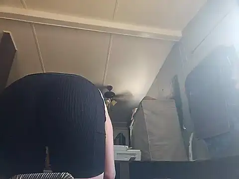 Snapshot of ShysluutGia chatting on 02.08.25 ShysluutGia online show from 02.08.25