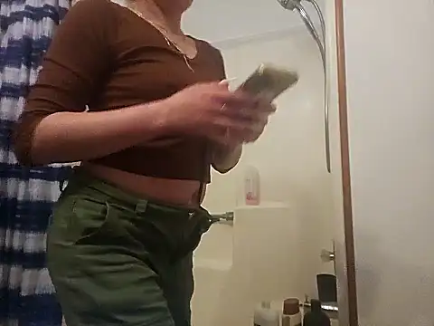 Snapshot of ShysluutGia chatting on 02.13.25 ShysluutGia online show from 02.13.25