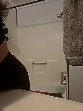 Snapshot of ShysluutGia chatting on 02.14.25 ShysluutGia online show from 02.14.25