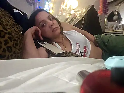 Snapshot of ShysluutGia chatting on 02.25.25 ShysluutGia online show from 02.25.25