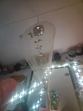 Snapshot of ShysluutGia chatting on 09.27.25 ShysluutGia online show from 09.27.25