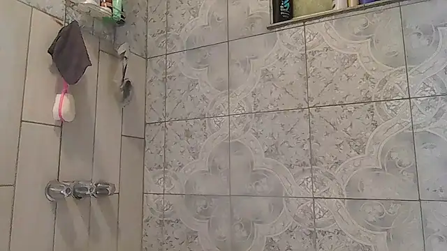 Snapshot of ShysluutGia chatting on 10.06.25 ShysluutGia online show from 10.06.25