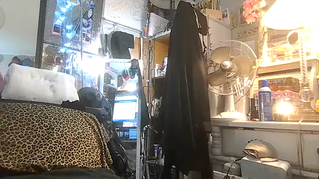 Snapshot of ShysluutGia chatting on 10.07.25 ShysluutGia online show from 10.07.25