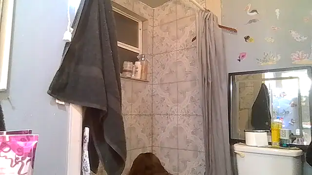 Snapshot of ShysluutGia chatting on 10.13.25 ShysluutGia online show from 10.13.25