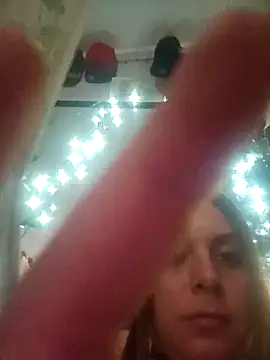 Snapshot of ShysluutGia chatting on 10.13.25 ShysluutGia online show from 10.13.25