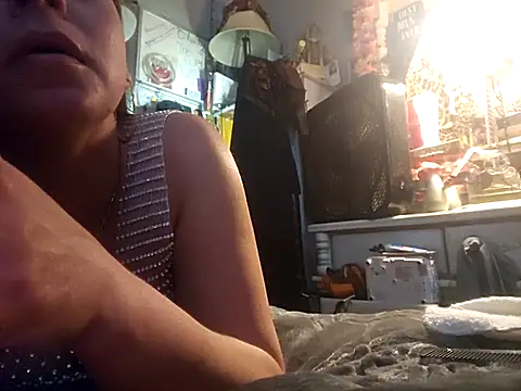 Snapshot of ShysluutGia chatting on 10.30.25 ShysluutGia online show from 10.30.25