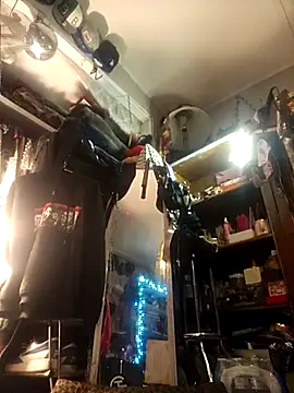 Snapshot of ShysluutGia chatting on 11.18.25 ShysluutGia online show from 11.18.25