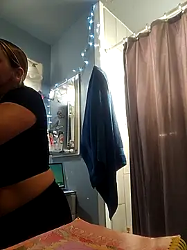 Snapshot of ShysluutGia chatting on 12.17.25 ShysluutGia online show from 12.17.25