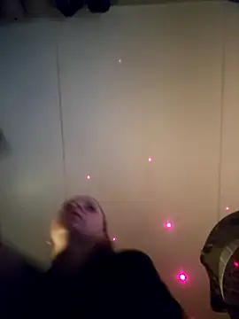 Snapshot of ShysluutGia chatting on 12.18.25 ShysluutGia online show from 12.18.25