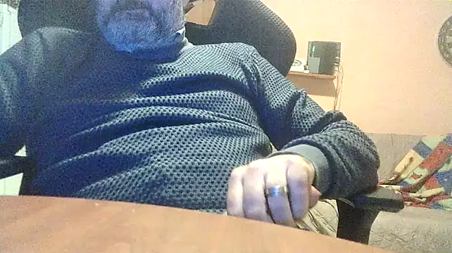 Snapshot of lanata chatting on 02.13.25 lanata online show from 02.13.25