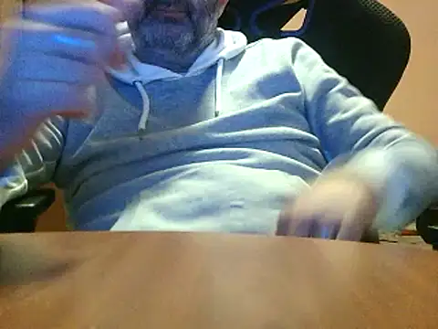 Snapshot of lanata chatting on 03.08.25 lanata online show from 03.08.25