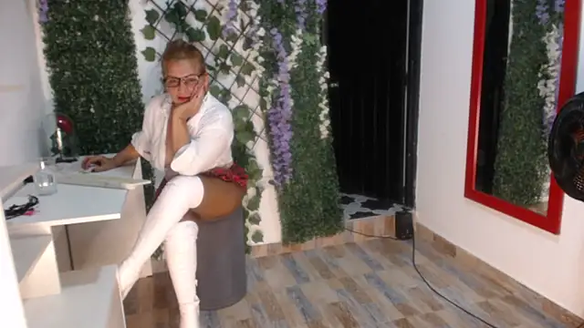 StephyJones1 online show from 09.25.25