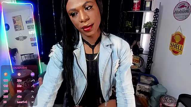 Snapshot of anuvyz_miller_ chatting on 11.19.25 anuvyz miller online show from 11.19.25