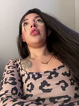 Snapshot of KarolVega- chatting on 02.18.25 KarolVega- online show from 02.18.25