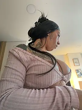 Snapshot of KarolVega- chatting on 11.14.25 KarolVega- online show from 11.14.25