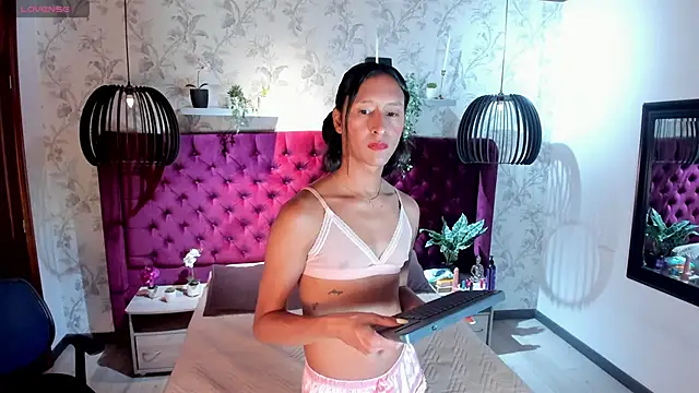 Snapshot of Georgina_Palacios_ chatting on 11.10.25 Georgina Palacios online show from 11.10.25